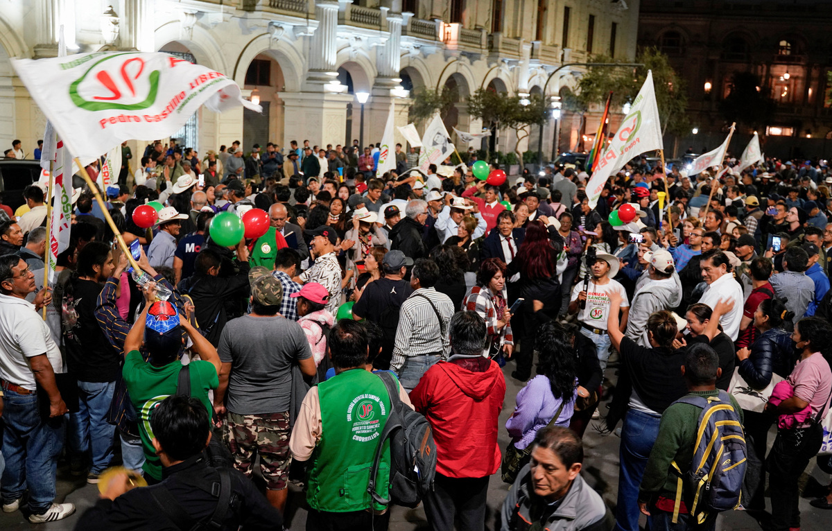 Supporters of left-wing presidential candidate Roberto Sanchez gather after Sanchez took a slim lead over conservative Keiko Fujimori in Peru's presidential race as official vote-counting continued into a second day, in Lima, Peru, June 8, 2026. REUTERS/Leslie Moreno