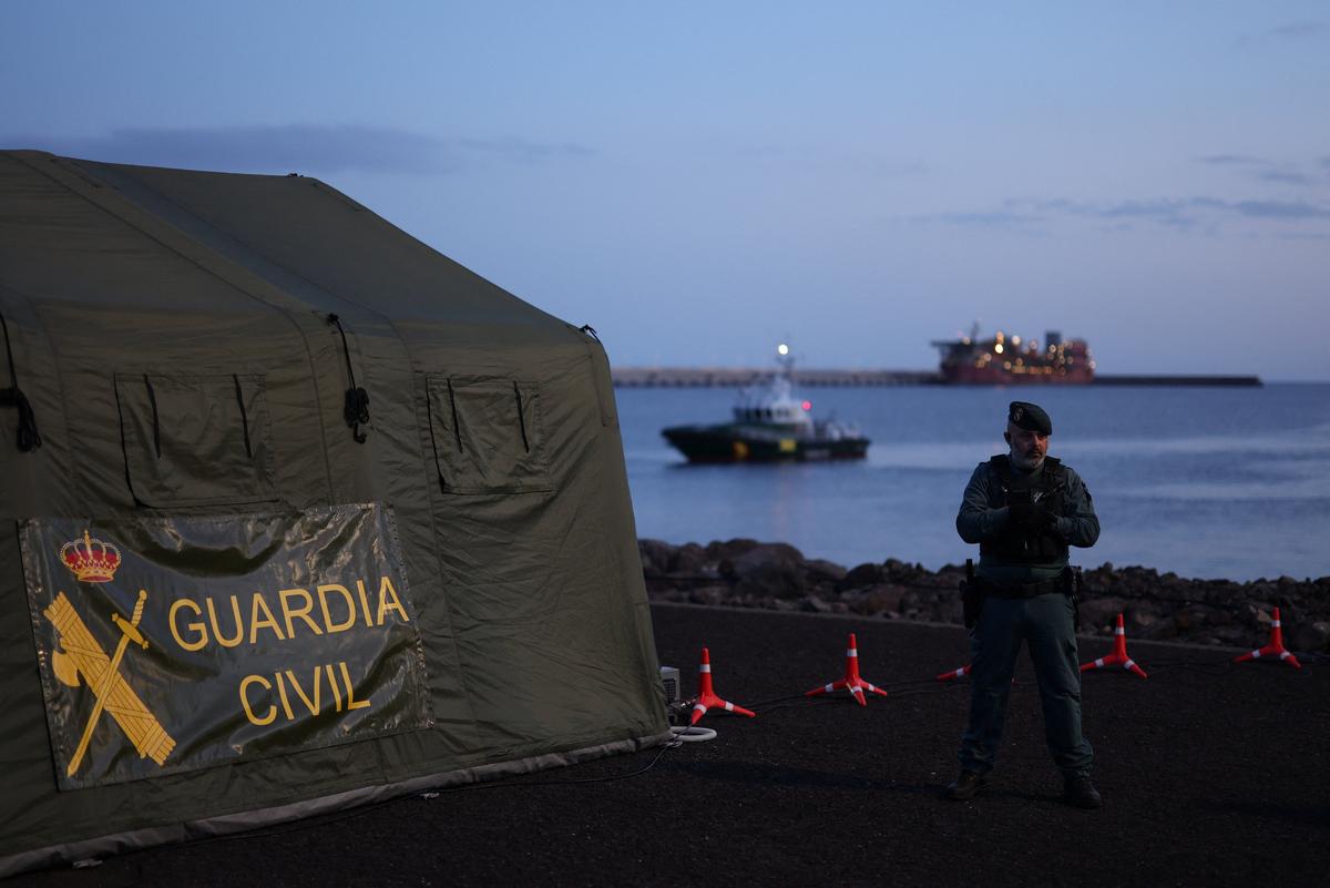 A member of the Spanish Civil Guard stands guard at the port of Granadilla de Abona, where the cruise ship MV Hondius is expected to dock after being affected by a hantavirus outbreak, in Tenerife, Spain, May 9, 2026. REUTERS/Hannah McKay