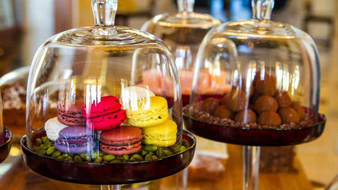 Woman Transforms Acrylic Dollar Tree Dishes Into a Charming Cake Stand 