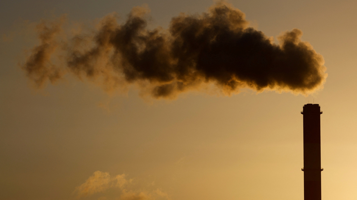 FILE PHOTO: A view shows emissions from the smoke stack of the Electricite de France (EDF) coal-fired power plant in Cordemais near Nantes, France, January 20, 2022. REUTERS/Stephane Mahe/File Photo