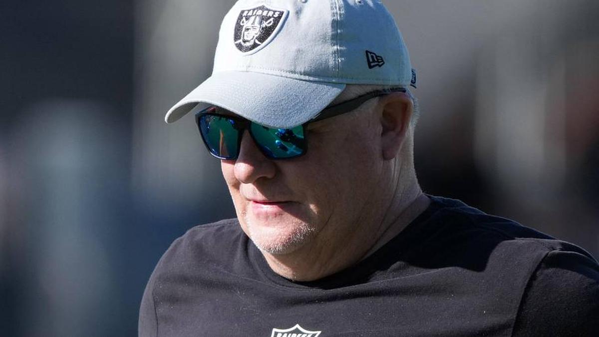  Jul 24, 2025; Henderson, NV, USA; Las Vegas Raiders offensive coordinator Chip Kelly during training camp at the Intermountain Healthcare Performance Center. Mandatory Credit: Kirby Lee-Imagn Images | Kirby Lee-Imagn Images 