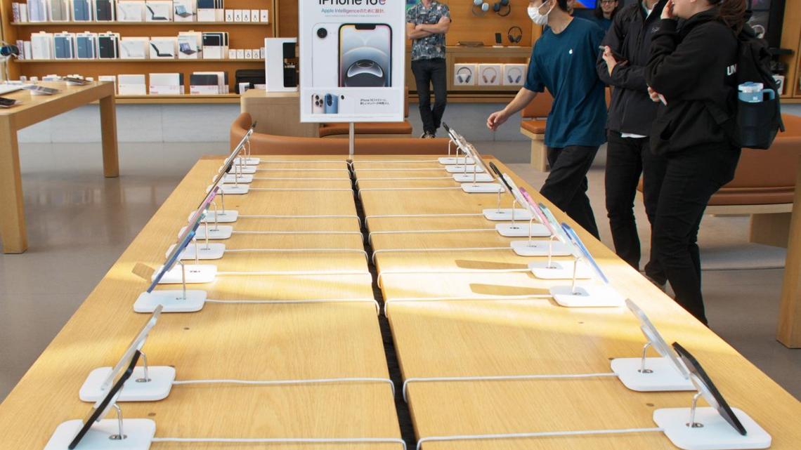 Apple reaches $250m settlement over AI claims
