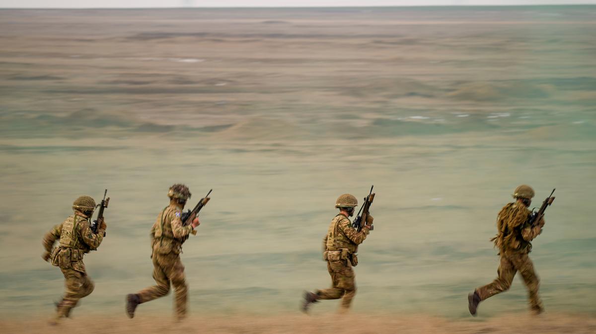 NATO US Europe. FILE- Servicemen run during the Steadfast Dart 2025 exercise, involving some 10,000 troops in three different countries from nine nations, representing the largest NATO operation planned this year, at a training range in Smardan, eastern Romania, Wednesday, Feb. 19, 2025. (AP Photo/Vadim Ghirda, file)