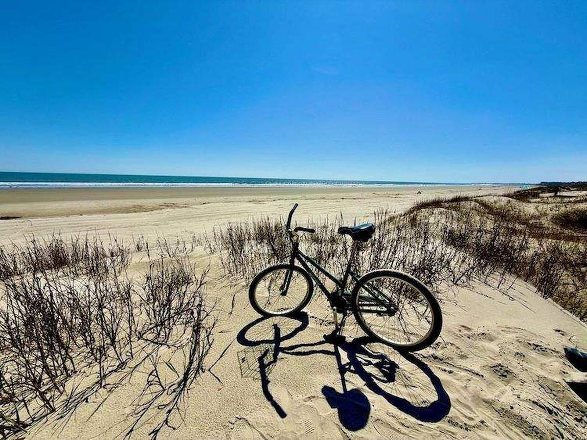  A beach, a bike, and endless possibilities for a seaside adventure. Photo credit: Sharon Kurtz 