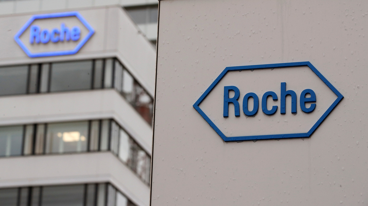 The logo of Swiss drugmaker Roche is seen at its headquarters in Basel, Switzerland February 1, 2018. REUTERS/Arnd Wiegmann