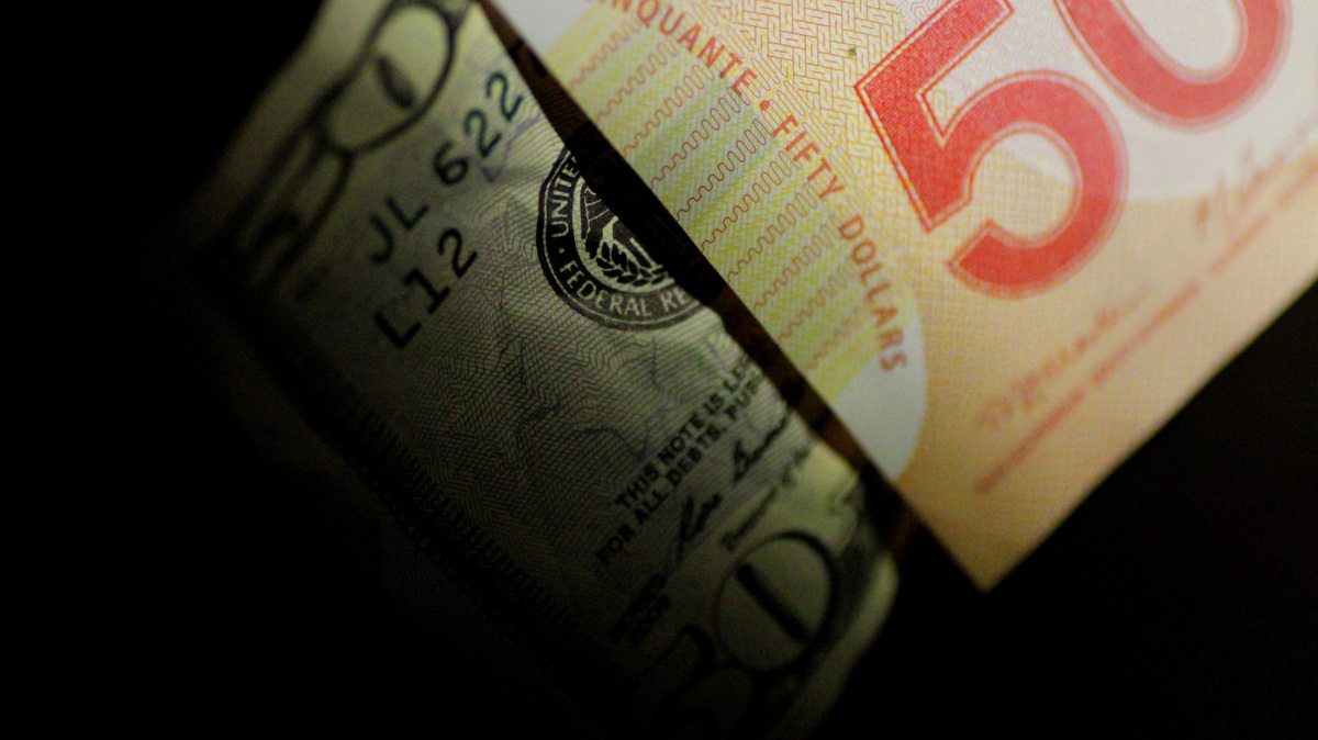 U.S. and Canada Dollar notes are seen in this June 22, 2017 illustration photo. REUTERS/Thomas White/Illustration/File Photo