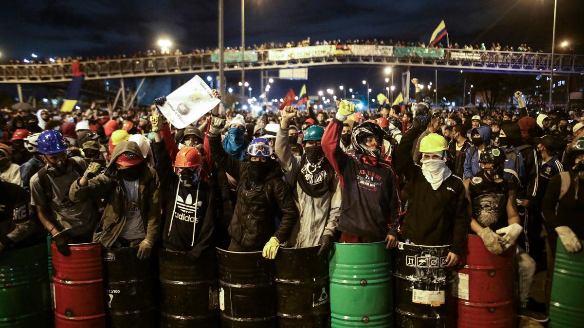 Manifestantes protegidos con escudos de fabricación casera y cascos protestan contra el gobierno, el miércoles 12 de mayo de 2021 en Bogotá, Colombia.