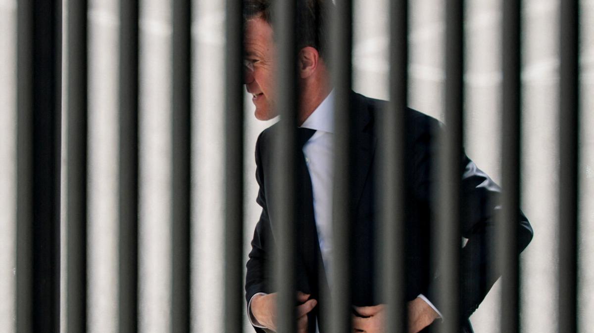 NATO Secretary General Mark Rutte walks into the White House, as seen through a fence, in Washington, D.C., U.S., April 8, 2026. REUTERS/Evan Vucci