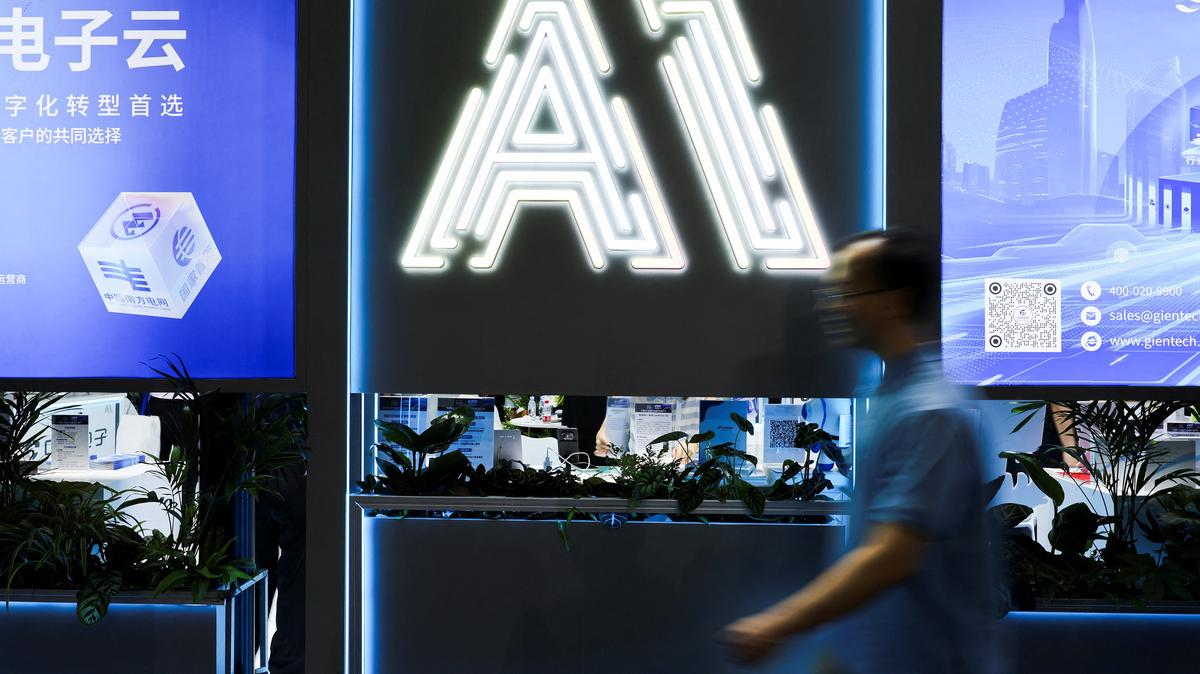 A person visits the World Artificial Intelligence Conference in Shanghai, China July 26, 2025. REUTERS/Go Nakamura