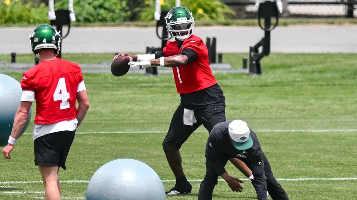  New York Jets quarterback Geno Smith (7) participates in a drill during minicamp at Atlantic Health Jets Training Center. (Credit: John Jones-Imagn Images)