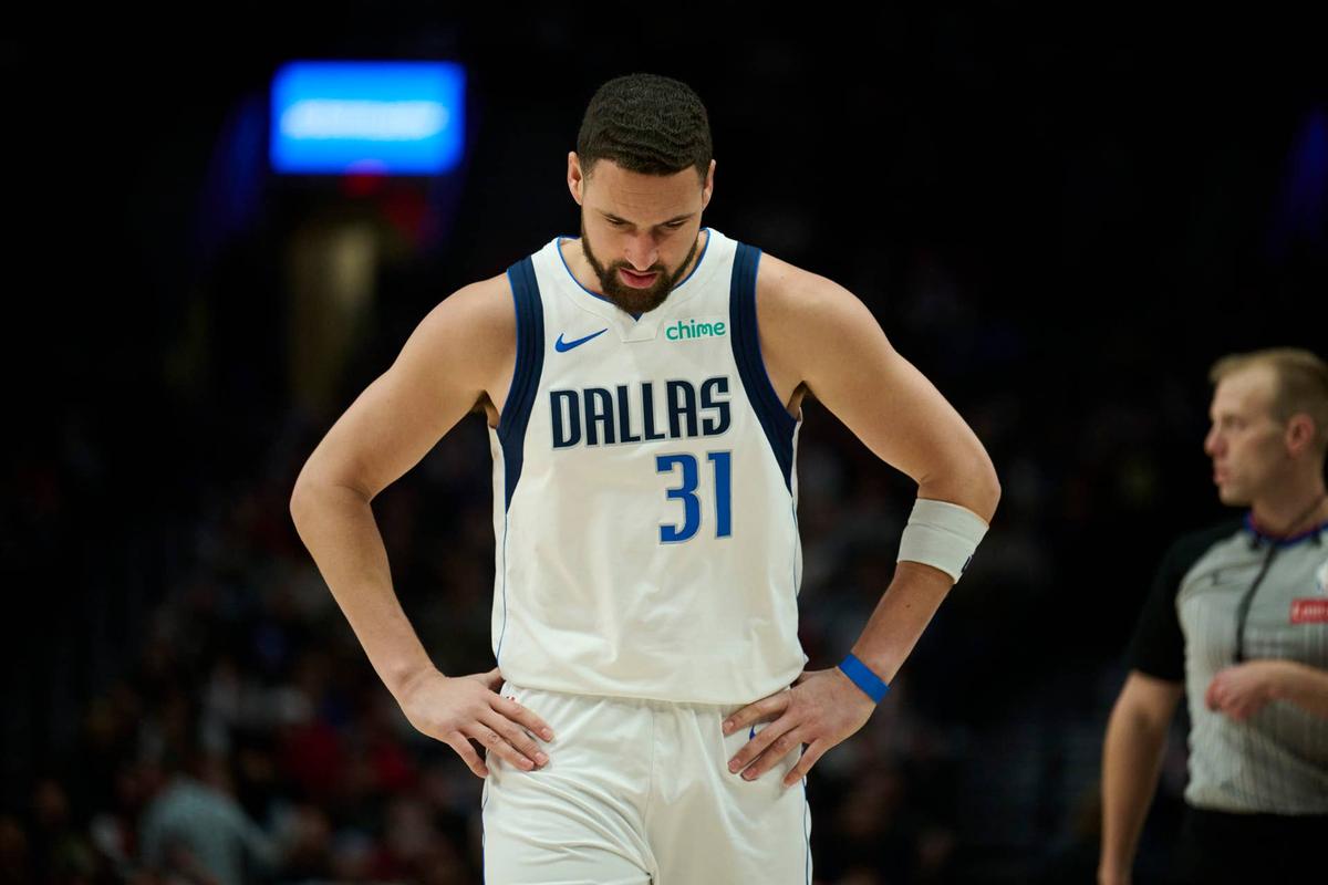  Klay Thompson's shrinking offensive versatility leaves fantasy managers dangerously reliant on inconsistent perimeter shooting production.