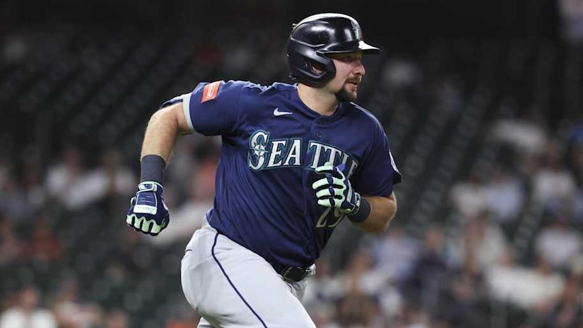  May 12, 2026; Houston, Texas, USA; Seattle Mariners catcher Cal Raleigh (29) runs to first base on a single during the seventh inning against the Houston Astros at Daikin Park. | Troy Taormina-Imagn Images 