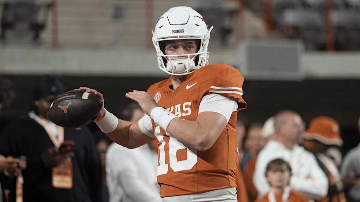  Nov 28, 2025; Austin, Texas, USA; Texas Longhorns quarterback Arch Manning warms up before a game against the Texas A&M Aggies at Darrell K Royal-Texas Memorial Stadium. Mandatory Credit: Scott Wachter-Imagn Images | Scott Wachter-Imagn Images 