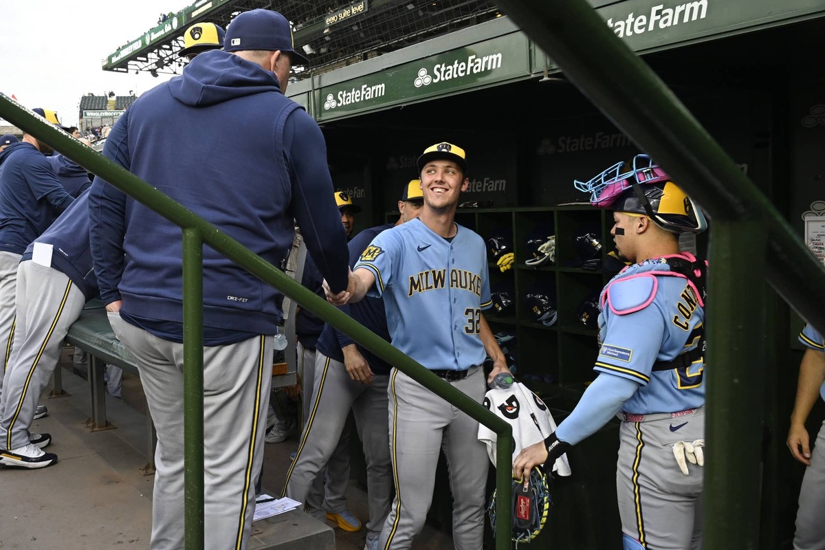  Milwaukee Brewers manager Pat Murphy (49) talks with pitcher Jacob Misiorowski (32) © Matt Marton-Imagn Images