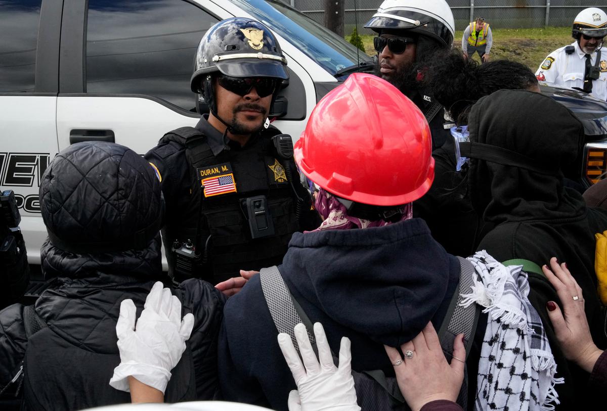 Protesters confront Newark police officers as they were trying to set up a camera outside the Delaney Hall detention center in Newark, New Jersey, U.S., May 30, 2026. REUTERS/Eduardo Munoz