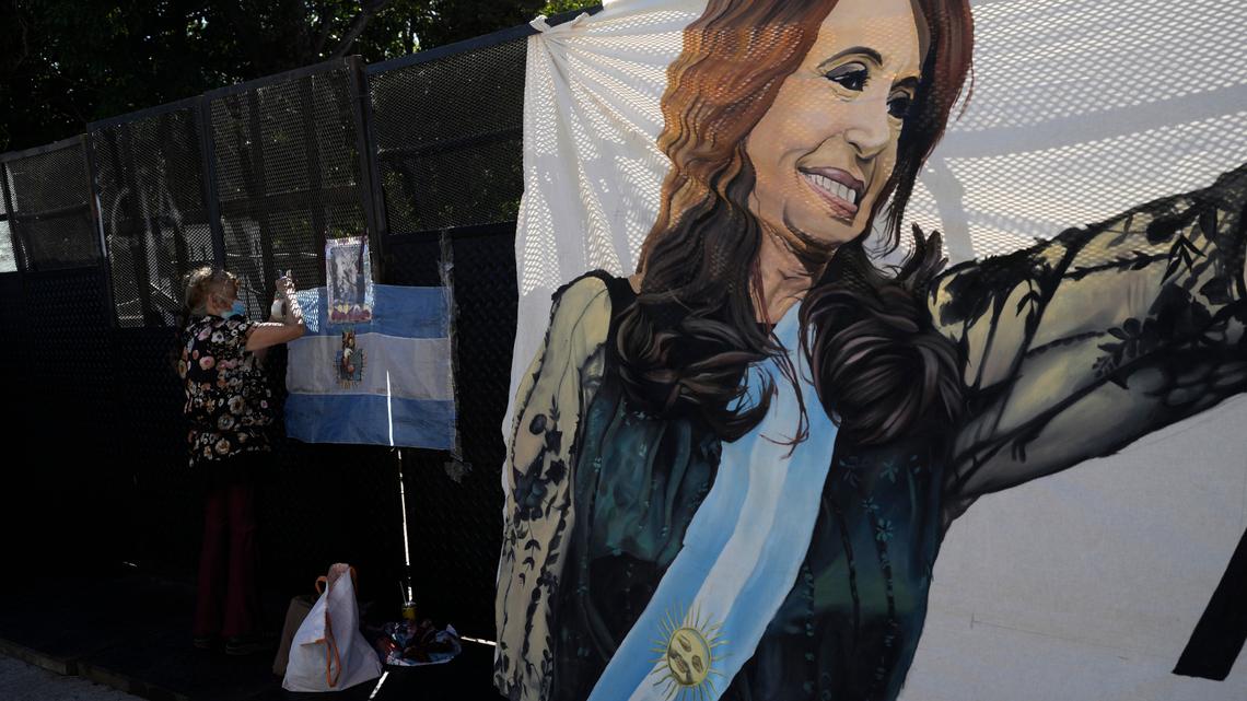 Un partidario de la actual vicepresidenta argentina Cristina Fernández, y ex presidenta, espera afuera del edificio de un tribunal federal antes de que los jueces anunciaran un veredicto y la sentencia en un juicio por conspiración y fraude en su contra, en Buenos Aires, Argentina, el martes 6 de diciembre de 2019. 2022.