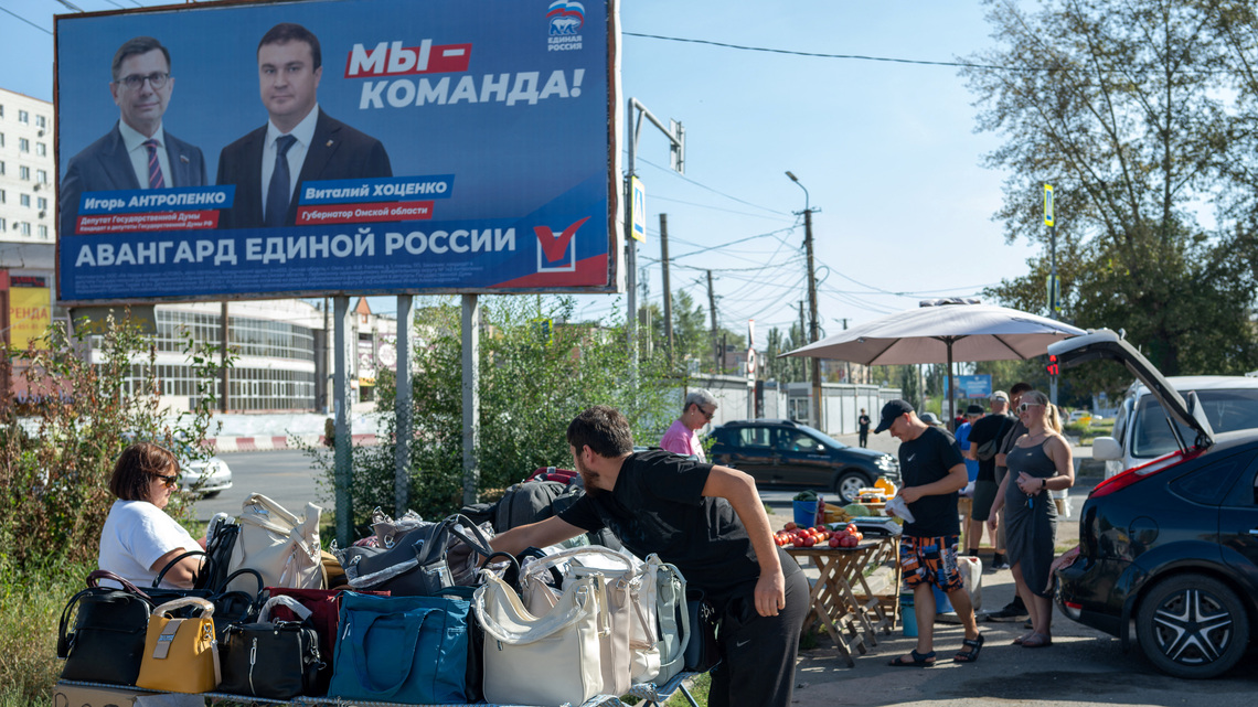 Russians make the best of a struggling economy before vote