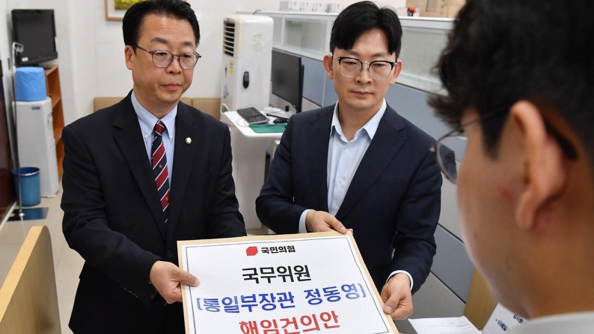 
People Power Party lawmakers Kwak Kyu-taek and Park Chung-kwon submit a motion recommending the dismissal of Unification Minister Chung Dong-young at the National Assembly on Friday. Photo by Asia Today
                                            