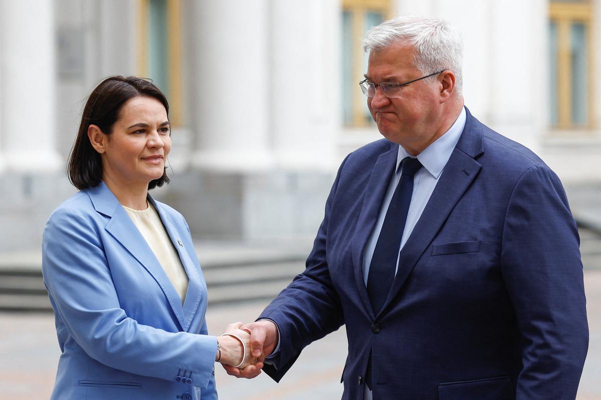 Ukrainian Foreign Minister Andrii Sybiha and Belarusian opposition leader Sviatlana Tsikhanouskaya shake hands before their meeting at the Foreign Ministery's headquarters, amid Russia's attack on Ukraine, in Kyiv, Ukraine May 25, 2026. REUTERS/Valentyn Ogirenko     TPX IMAGES OF THE DAY
