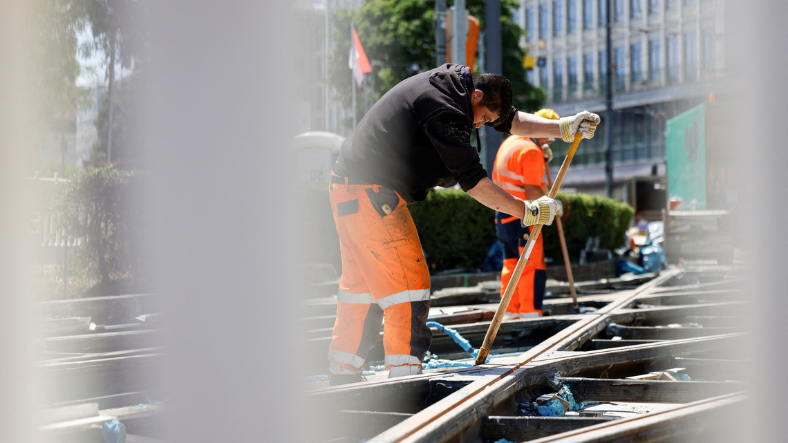 German construction sector says downturn not over, urges faster action 