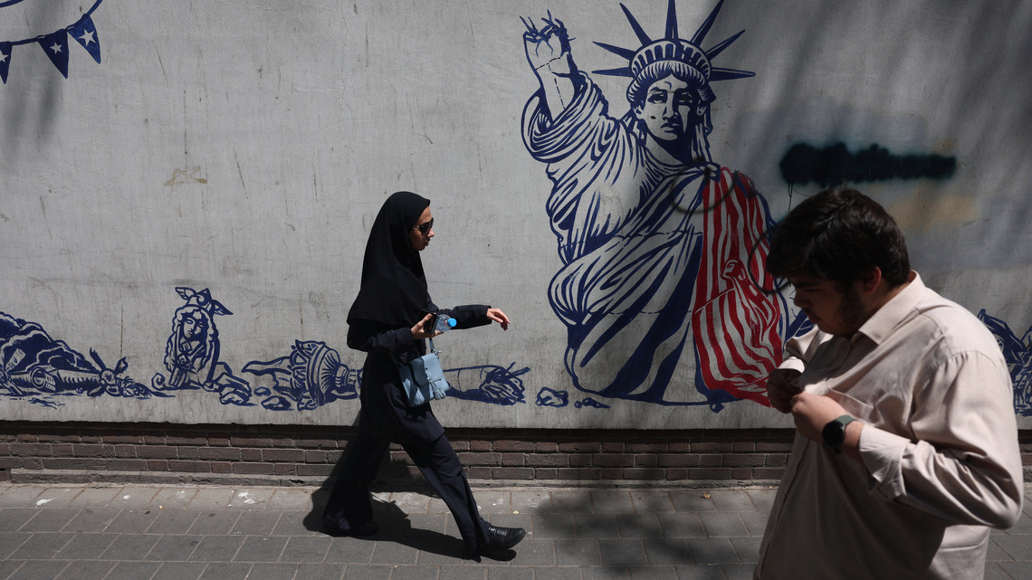 Analysis-Trump threatens new Iran escalation and risks repeating old mistakes 