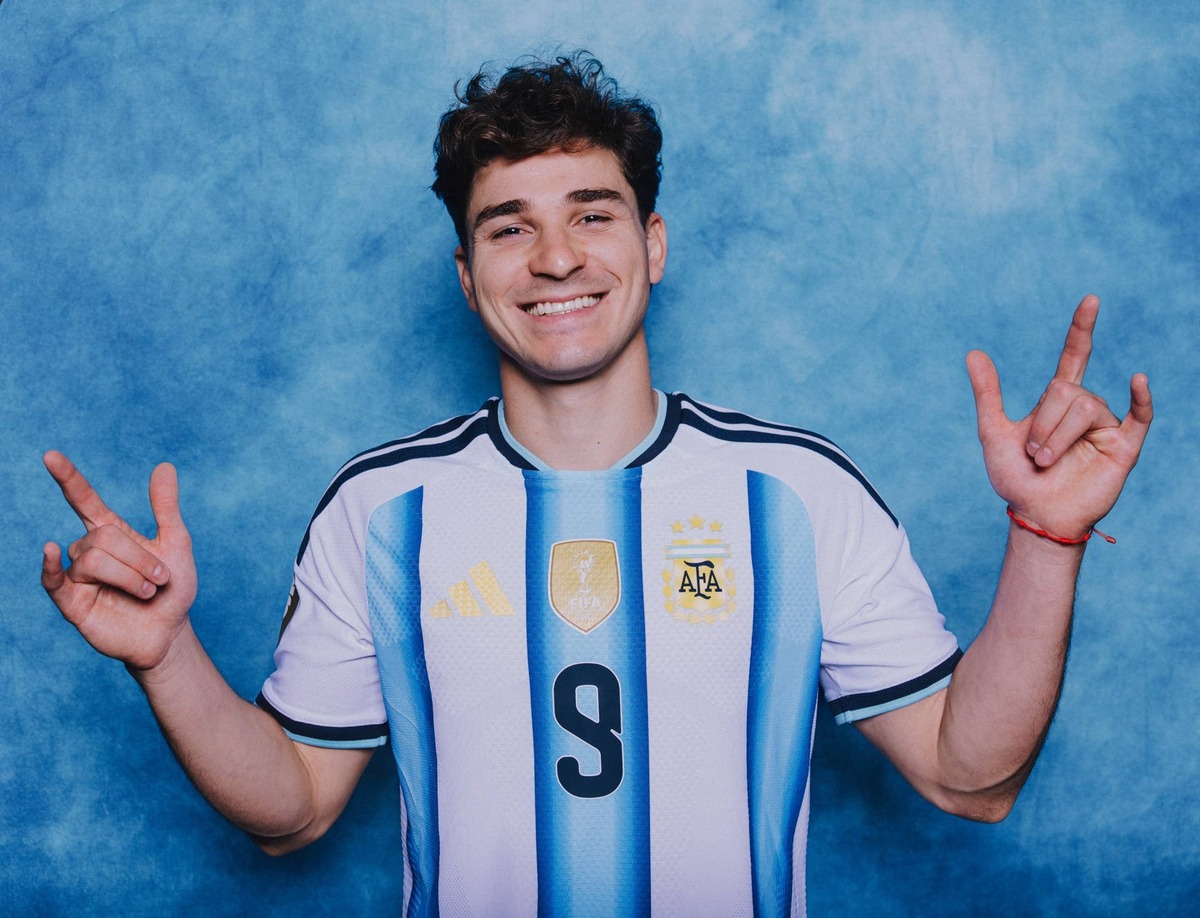  Julian Alvarez #9 of Argentina poses for a portrait during the official FIFA World Cup 2026 portrait session. (Photo by Florencia Tan Jun - FIFA/FIFA via Getty Images)