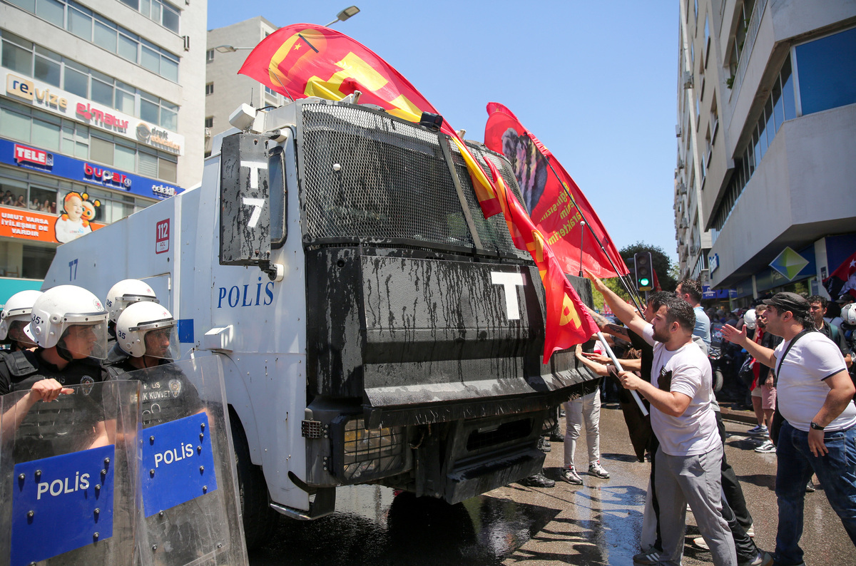 Supporters of Ozgur Ozel, the ousted chairman of the main opposition Republican People’s Party (CHP), clash with riot police during a rally while waiting for his arrival in Izmir, Turkey, May 26, 2026. REUTERS/Berkcan Zengin
