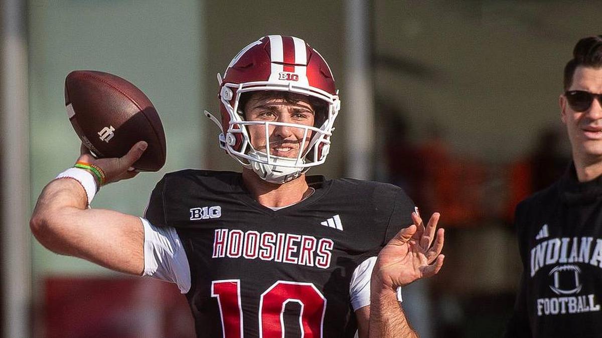  Indiana's Josh Hoover (10) throws in front of Tino Sunseri during spring practice at Memorial Stadium on Tuesday, March 31, 2026. | Rich Janzaruk/Herald-Times / USA TODAY NETWORK via Imagn Images 