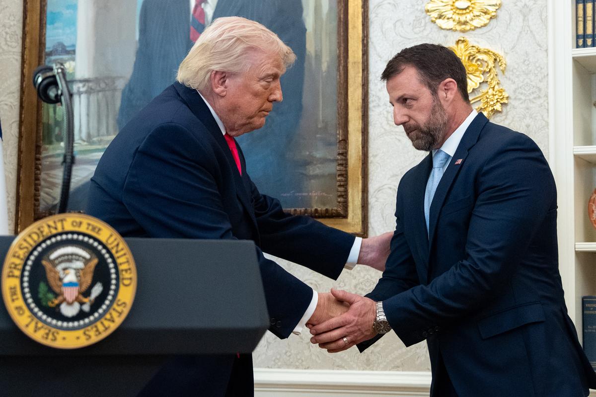  President Donald Trump shakes hands with Homeland Security Secretary Markwayne Mullin during his swearing-in in the Oval Office of the White House, Tuesday, March 24, 2026, in Washington. (AP Photo/Alex Brandon) 
