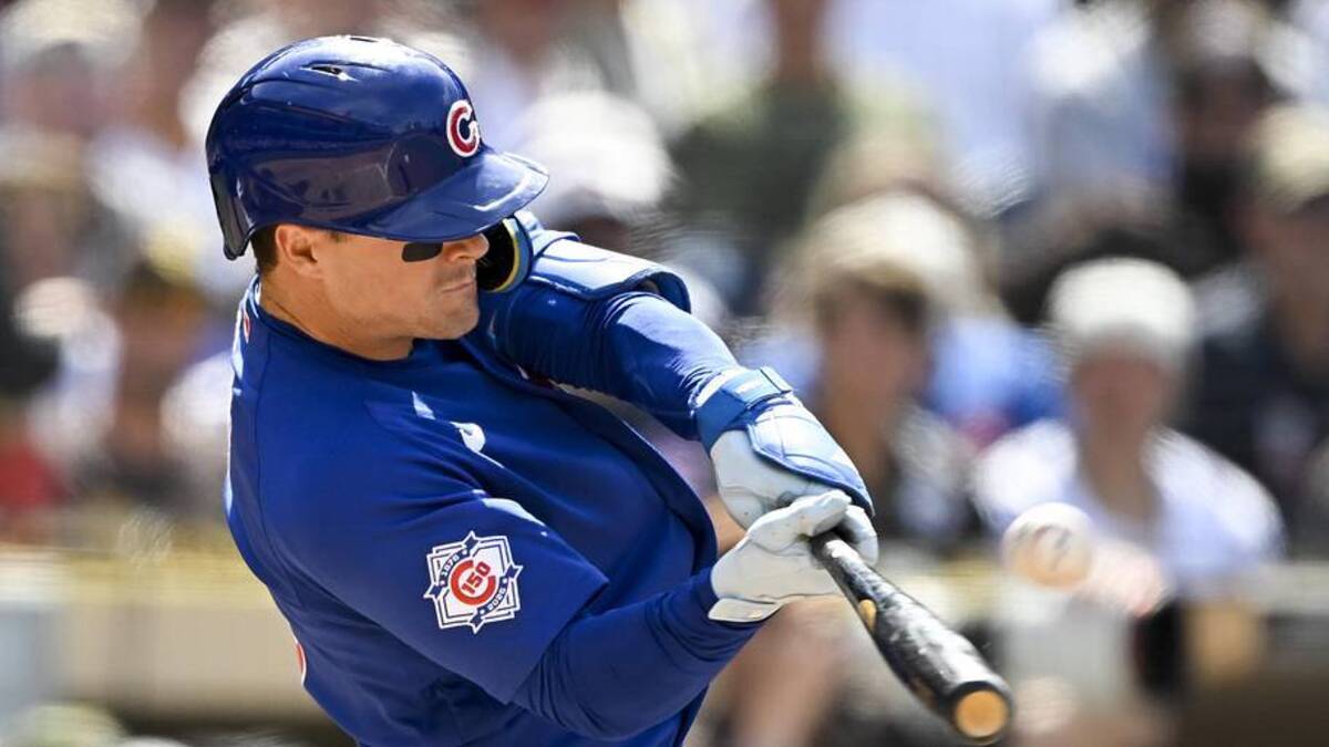  Apr 29, 2026; San Diego, California, USA; Chicago Cubs third baseman Matt Shaw (6) hits a solo home run during the eighth inning against the San Diego Padres at Petco Park. | Denis Poroy-Imagn Images 
