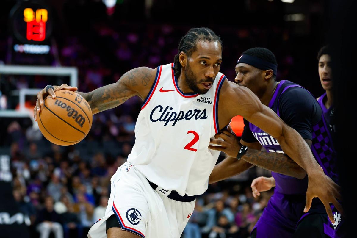  Los Angeles Clippers forward Kawhi Leonard (2) dribbles past Sacramento Kings guard Daeqwon Plowden (29) during the fourth quarter at Golden 1 Center. 