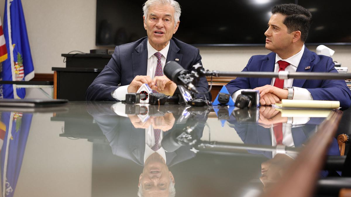 Medicare and Medicaid Administrator Mehmet Oz, left, and Assistant U.S. Attorney for the Central District of California Bill Essayli, right, speak during a news conference to discuss fraud prevention on Jan. 9, 2026, in Los Angeles. (Patrick T. Fallon/AFP/Getty Images/TNS)