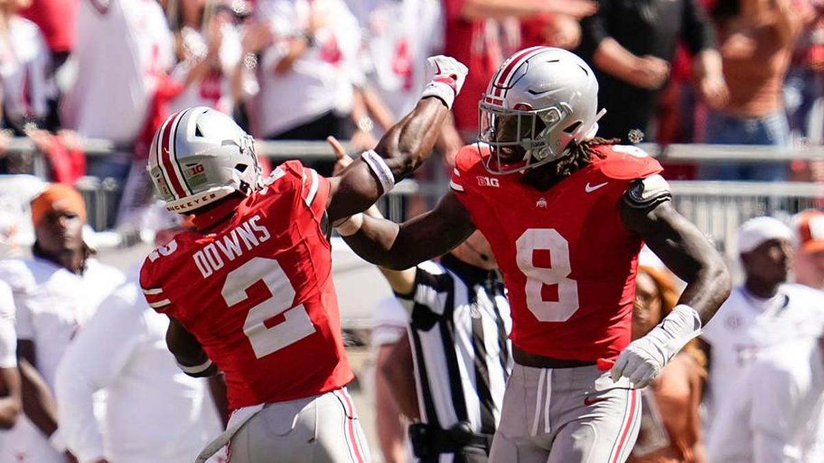  Ohio State safety Caleb Downs and linebacker Arvell Reese celebrate in their 14–7 win over Texas last season. | Adam Cairns/Columbus Dispatch / USA TODAY NETWORK via Imagn Images 