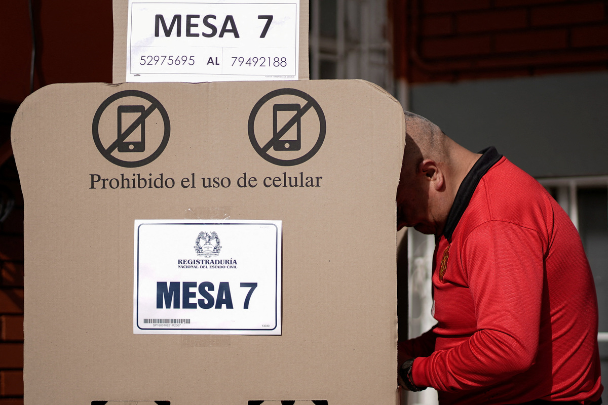 Una persona vota en la segunda vuelta de la elección presidencial  de Colombia entre el candidato de derecha Abelardo De La Espriella y el político de izquierda Iván Cepeda, en Bogotá Colombia, 21 de junio, 2026. REUTERS/Sergio Acero