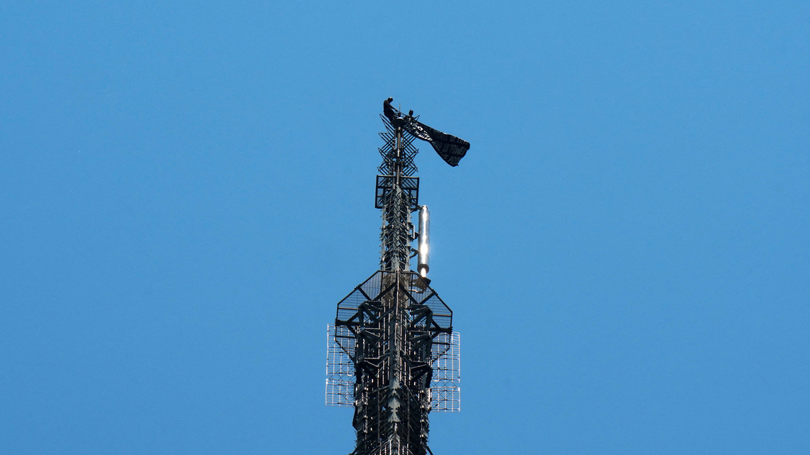 Two people unfurl peace banner atop NY's Empire State Building in apparent proposal stunt 
