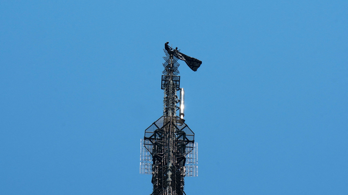 Two people display a banner as they stage a protest atop the Empire State Building in the Manhattan borough of New York, U.S., July 1, 2026.  REUTERS/Adam Gray