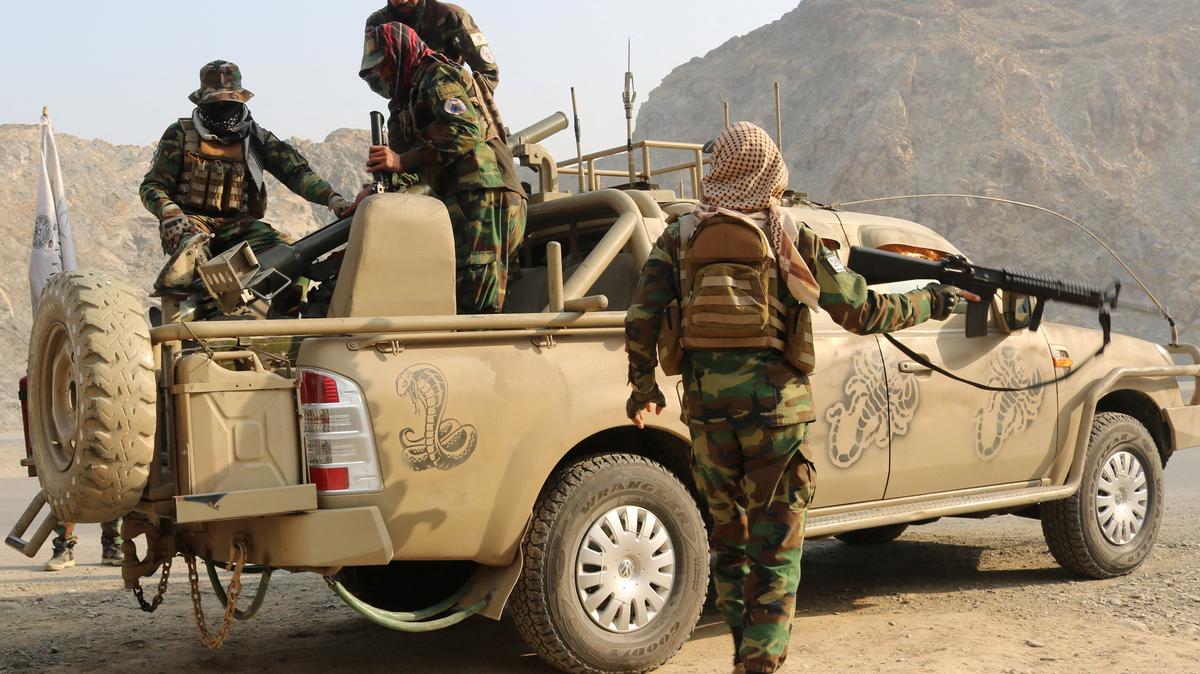 Taliban soldiers load a rocket launcher in a vehicle, following exchanges of fire between Pakistan and Afghanistan forces, near Torkham border in Afghanistan, February 27, 2026. REUTERS/Stringer