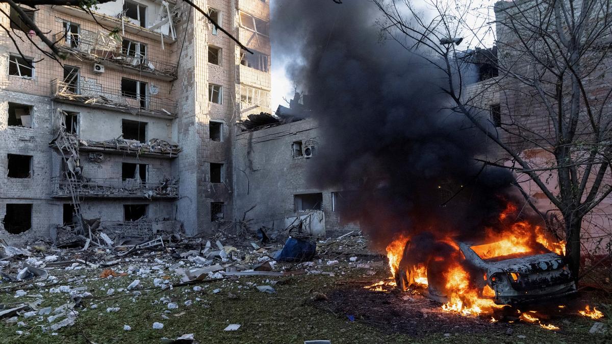 A car burns near an apartment building at the site of a Russian military strike, amid Russia's attack on Ukraine, in Kramatorsk, Ukraine May 25, 2026. REUTERS/Stringer