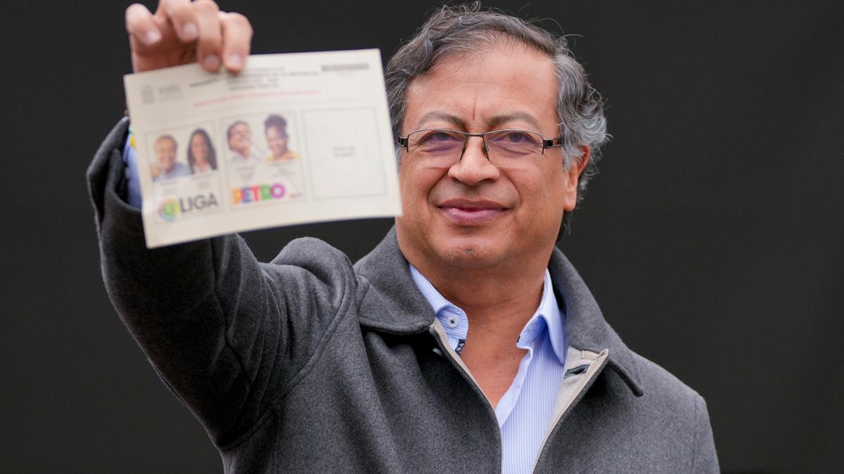 Gustavo Petro, candidato presidencial de la coalición Pacto Histórico, muestra su boleta antes de votar en una segunda vuelta presidencial en Bogotá, Colombia, el domingo 19 de junio de 2022. (Foto AP/Fernando Vergara)