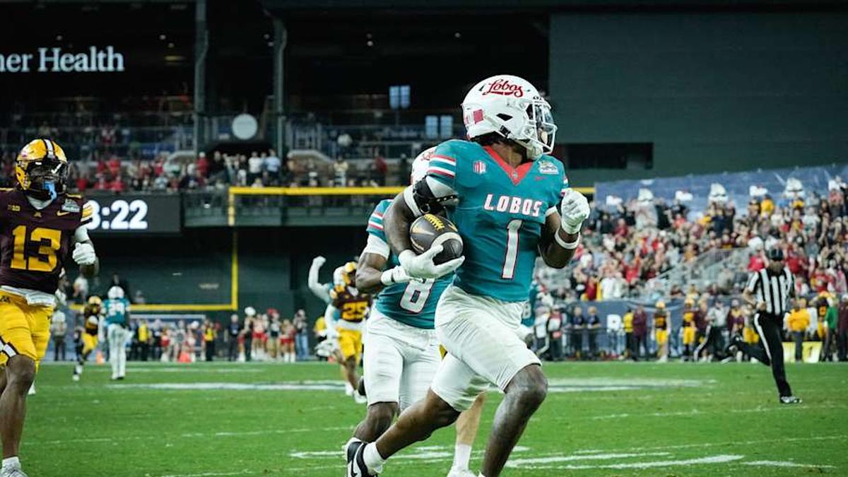  Keyshawn James-Newby (1) of the New Mexico Lobos runs toward the end zone for a touchdown against the Minnesota Golden Gophers at the 2025 Rate Bowl at Chase Field on Dec. 26, 2025, in Phoenix. | Megan Mendoza/The Republic / USA TODAY NETWORK via Imagn Images 