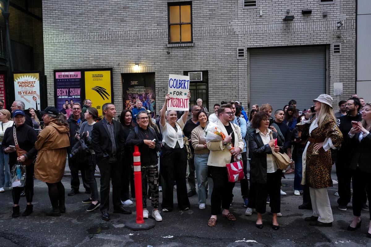 Crowds wait outside of the Ed Sullivan Theater where the last show of Stephen Colbert’s Late Show is filmed, in New York City, U.S., May 21, 2026. REUTERS/Adam Gray