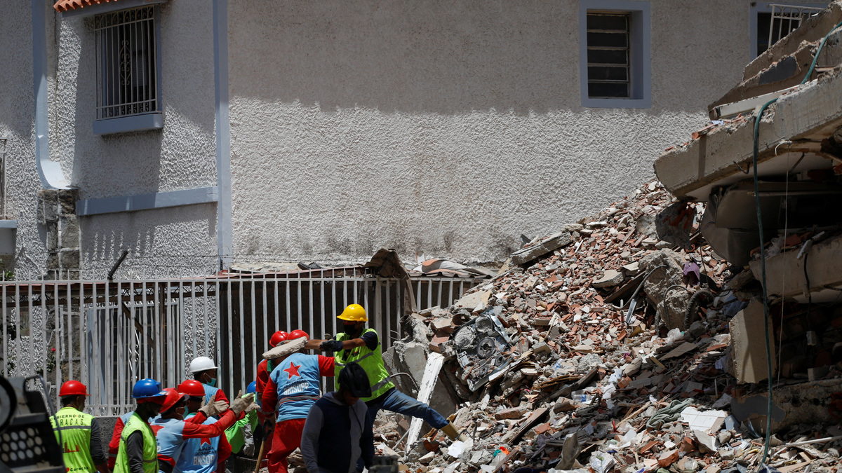 Rescuers search for people under the rubble of a collapsed building following earthquakes that hit the country, in Caracas, Venezuela, June 26, 2026. REUTERS/Fausto Torrealba