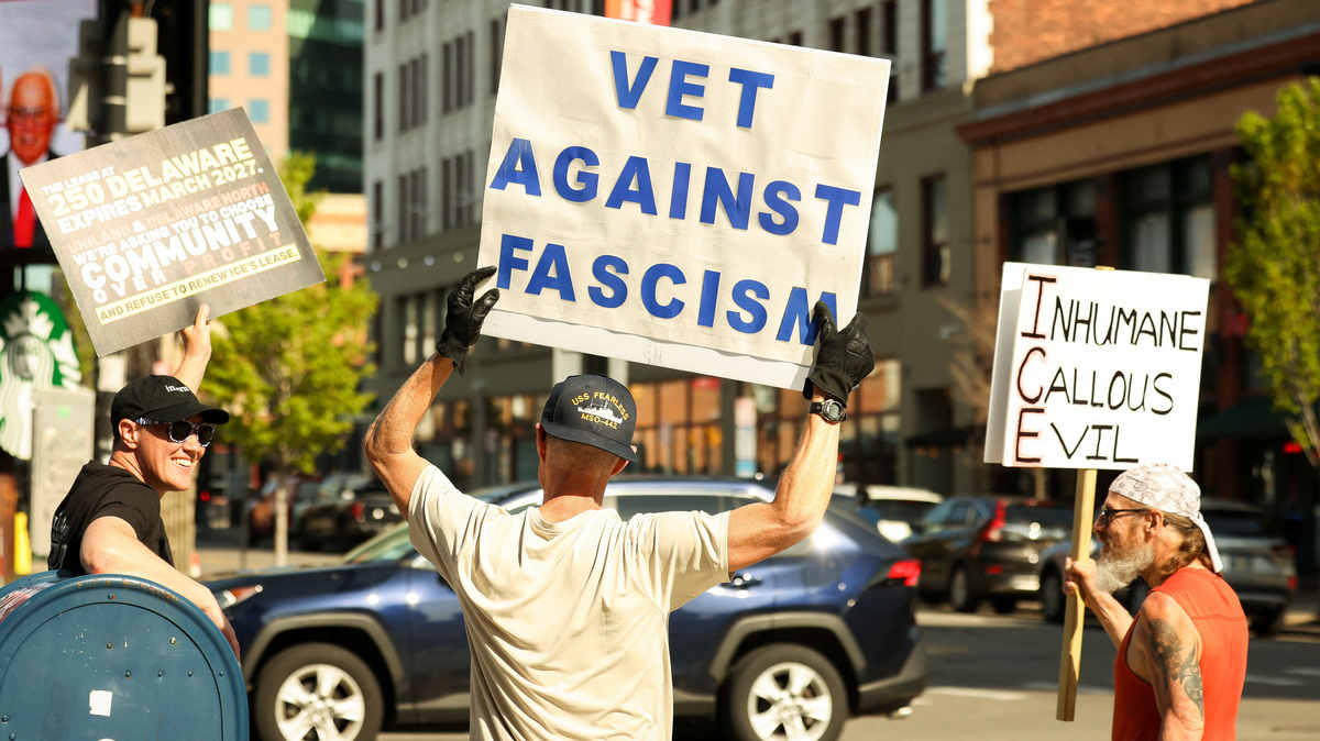 Protestors gather outside the Upstate New York ICE headquarters, also known as the Delaware North Building, in Buffalo, New York, U.S., May 19, 2026.  REUTERS/Lindsay DeDario