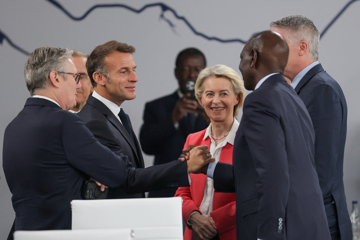 British Prime Minister Keir Starmer, French President Emmanuel Macron, European Commission President Ursula von der Leyen and Kenya's President William Ruto arrive for a working session with  G7 leaders and outreach partners on promoting economic growth, during the G7 Summit in Evian, France, June 17, 2026. REUTERS/Christian Hartmann