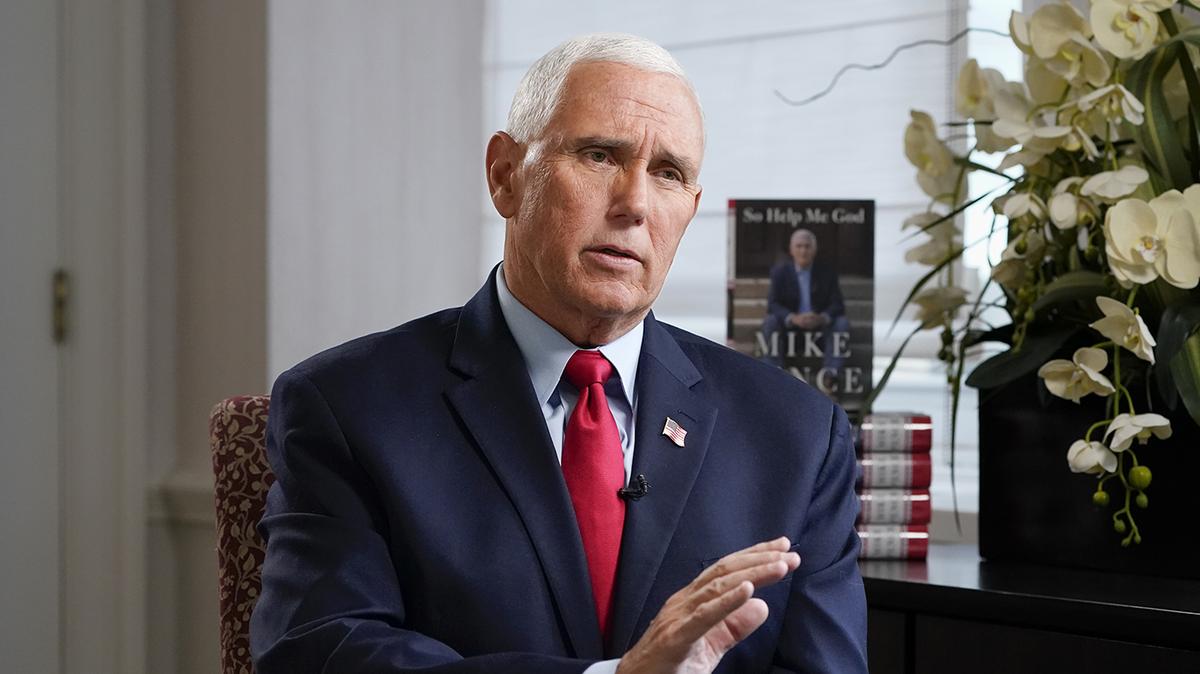 El ex vicepresidente Mike Pence posa para una entrevista con Associated Press, el miércoles 16 de noviembre de 2022 en Nueva York. (Foto AP/John Minchillo)