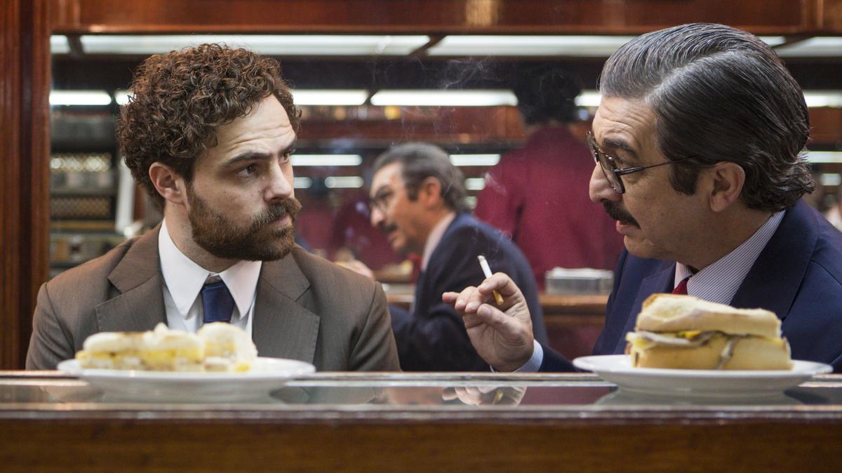 En esta imagen proporcionada por Amazon, Peter Lanzani, izquierda y Ricardo Darín en una escena de “Argentina, 1985”. (Amazon Studios vía AP)