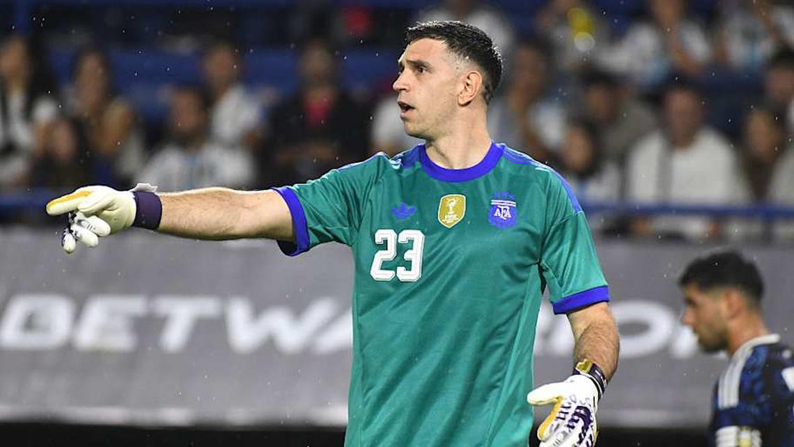  Emiliano Martínez won the 2022 award. | Federico Peretti/NurPhoto/Getty Images 