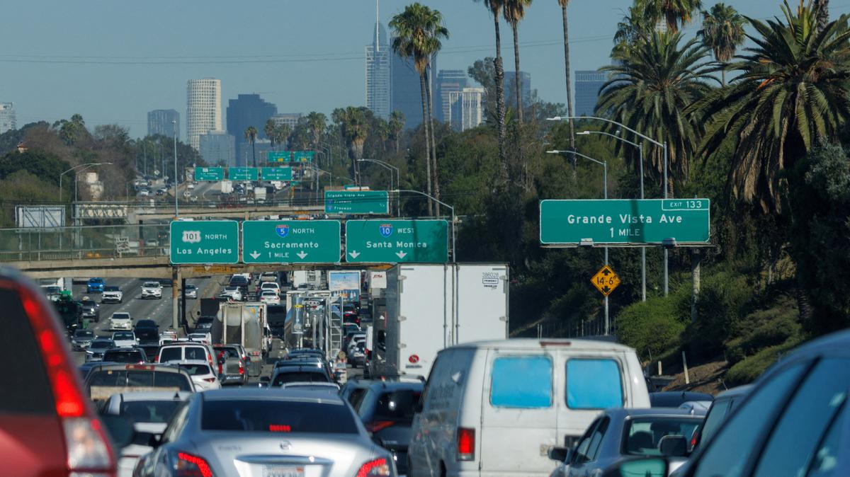 FILE PHOTO: Cars ride in traffic along the I5 freeway is shown in Los Angeles, California, U.S., July 12, 2023.   REUTERS/Mike Blake/File Photo