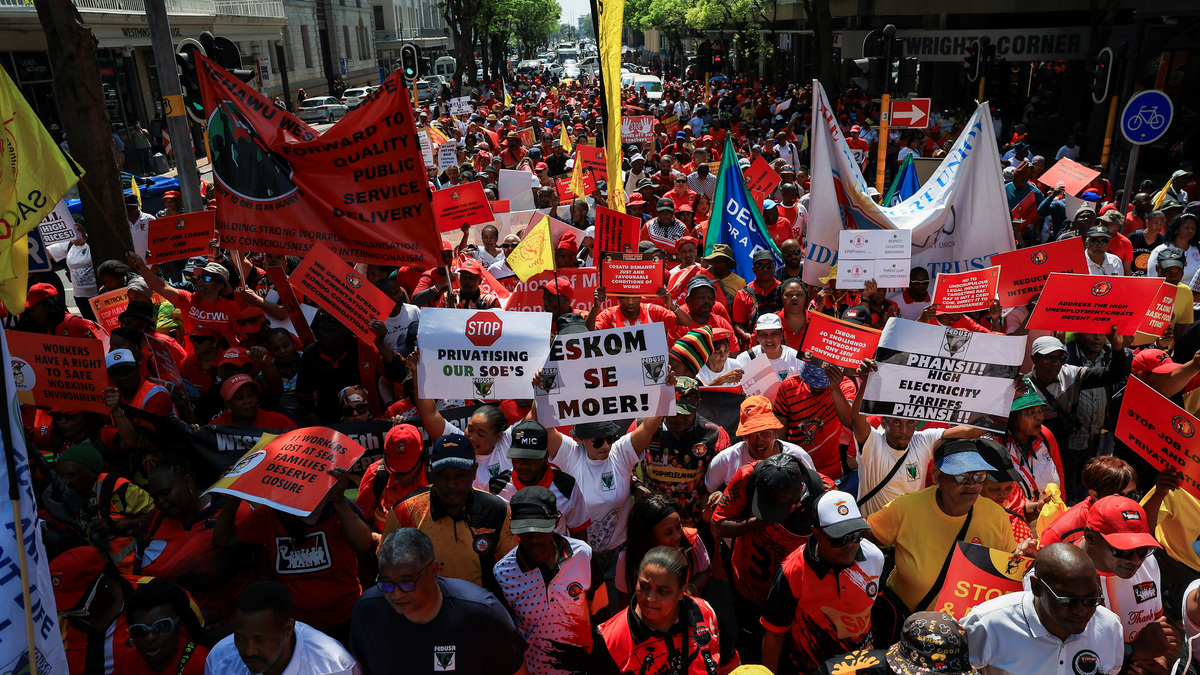 FILE PHOTO: The Congress of South African Trade Unions (COSATU) and affiliates walk through the street of Cape Town as they embark on a nationwide strike to mark World Day of Decent Work, in Cape Town, South Africa, October 7, 2024. REUTERS/Esa Alexander/File Photo