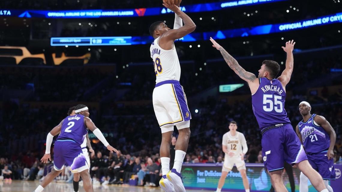 Lakers empty the bench in lopsided win over lowly Jazz 